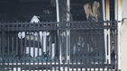 섬네일이미지  1:지난 14일 밤 화재가 발생한 서울 강남구 도곡동의 한 아파트 사고현장에 경찰들이 시신 수습작업을 벌이고 있다. 불은 20여분 만에 꺼졌지만 집 안에 있던 송 모 씨 부부와 아들과 딸 등 4명이 숨졌다. 경찰은 이들이 발견된 아파트의 방문이 안에서 잠겨 있던 점 등을 근거로 이들이 스스로 목숨을 끊었을 가능성도 배제하지 않고 있다. 한편 현장에서 만난 한 주민은 이들이 사고 발생 1&sim;2일 전 이곳으로 이사를 왔다고 말했다.