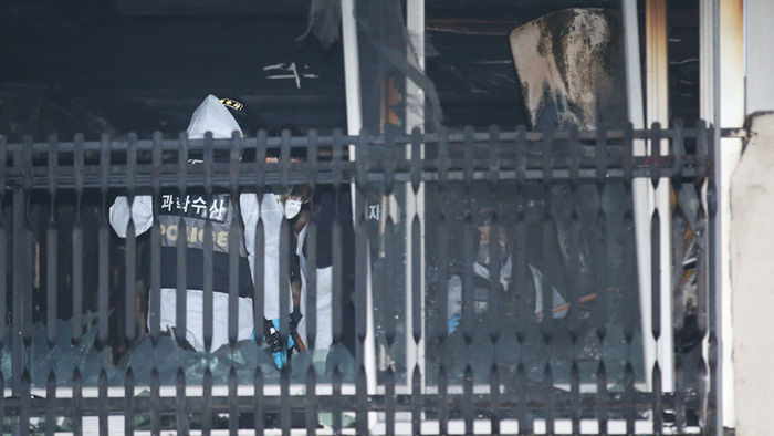 메인이미지  1 : 지난 14일 밤 화재가 발생한 서울 강남구 도곡동의 한 아파트 사고현장에 경찰들이 시신 수습작업을 벌이고 있다. 불은 20여분 만에 꺼졌지만 집 안에 있던 송 모 씨 부부와 아들과 딸 등 4명이 숨졌다. 경찰은 이들이 발견된 아파트의 방문이 안에서 잠겨 있던 점 등을 근거로 이들이 스스로 목숨을 끊었을 가능성도 배제하지 않고 있다. 한편 현장에서 만난 한 주민은 이들이 사고 발생 1&sim;2일 전 이곳으로 이사를 왔다고 말했다.