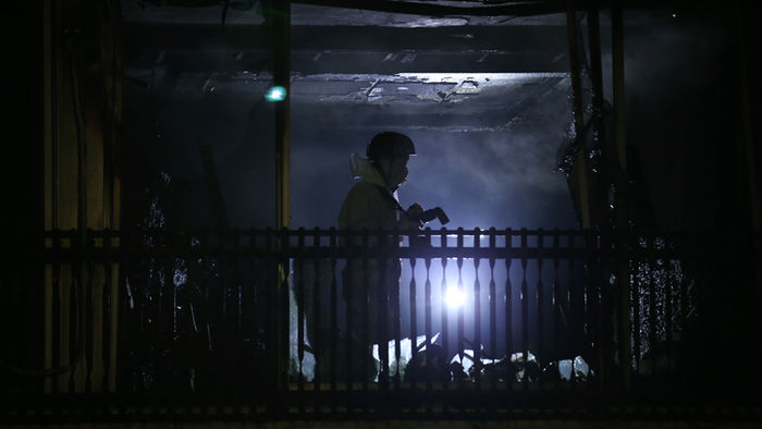 메인이미지  5 : 지난 14일 밤 화재가 발생한 서울 강남구 도곡동의 한 아파트 사고현장에 경찰들이 시신 수습작업을 벌이고 있다. 불은 20여분 만에 꺼졌지만 집 안에 있던 송 모 씨 부부와 아들과 딸 등 4명이 숨졌다. 경찰은 이들이 발견된 아파트의 방문이 안에서 잠겨 있던 점 등을 근거로 이들이 스스로 목숨을 끊었을 가능성도 배제하지 않고 있다. 한편 현장에서 만난 한 주민은 이들이 사고 발생 1&sim;2일 전 이곳으로 이사를 왔다고 말했다.