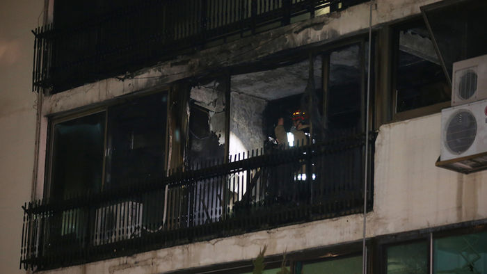 메인이미지  6 : 지난 14일 밤 화재가 발생한 서울 강남구 도곡동의 한 아파트 사고현장에 경찰들이 시신 수습작업을 벌이고 있다. 불은 20여분 만에 꺼졌지만 집 안에 있던 송 모 씨 부부와 아들과 딸 등 4명이 숨졌다. 경찰은 이들이 발견된 아파트의 방문이 안에서 잠겨 있던 점 등을 근거로 이들이 스스로 목숨을 끊었을 가능성도 배제하지 않고 있다. 한편 현장에서 만난 한 주민은 이들이 사고 발생 1&sim;2일 전 이곳으로 이사를 왔다고 말했다.