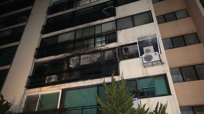 메인이미지  7 : 지난 14일 밤 화재가 발생한 서울 강남구 도곡동의 한 아파트 사고현장에 경찰들이 시신 수습작업을 벌이고 있다. 불은 20여분 만에 꺼졌지만 집 안에 있던 송 모 씨 부부와 아들과 딸 등 4명이 숨졌다. 경찰은 이들이 발견된 아파트의 방문이 안에서 잠겨 있던 점 등을 근거로 이들이 스스로 목숨을 끊었을 가능성도 배제하지 않고 있다. 한편 현장에서 만난 한 주민은 이들이 사고 발생 1&sim;2일 전 이곳으로 이사를 왔다고 말했다.