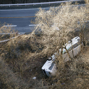 日 스키장행 버스 한밤 도로 옆 추락 14명 사망 참변