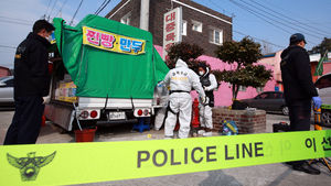 [슬라이드 포토] "여긴 내 자리야"&hellip;살인으로 번진 5일장 자리다툼