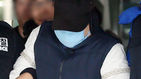 섬네일이미지  2:
    (부천=연합뉴스) 윤태현 기자 = 초등생 아들의 시신을 훼손하고 냉동보관한 혐의를 받는 A(34)씨가 영장실질심사를 받고자 17일 오후 경기도 부천시 원미구 원미경찰서를 나서고 있다. 