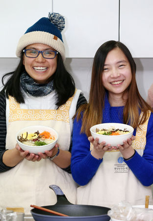 메인이미지  4 : 19일 오후 서울 용산구 숙명여대 한국음식연구원에서 열린 '한식만들기 체험' 행사에서 외국인 학생들이 직접만든 비빔밥을 들어 보이고 있다. 