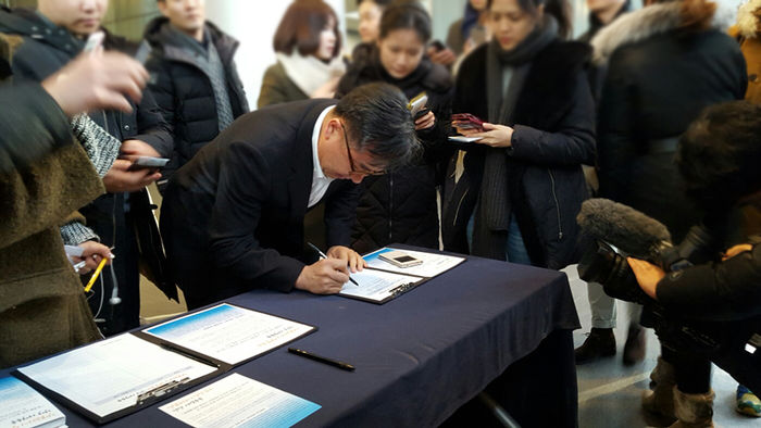 메인이미지  3 : 한인규 호텔신라 사장이 20일 오전 서울 삼성그룹 서초사옥에서 사장단 회의를 마친 후 1층 로비에 마련된 부스에서 경제활성화 법안 조속 처리를 촉구하는 '민생구하기 입법 촉구 1천만인 서명운동'에 서명하고 있다.(서울=연합뉴스)