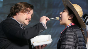 [슬라이드 포토] 한국 찾은 잭 블랙&hellip;만두 먹여주기 팬 서비스!