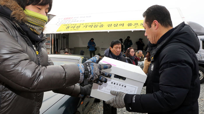 메인이미지  4 :  세월호 참사 발생 646일째인 21일 오전 전남 진도군에 보관 중인 세월호 희생자들의 유품과 탑승객들의 유류품들을 경기도 안산 세월호 정부합동분향소로 옮기기 위해 가족들과 자원봉사자들이 차량에 싣고 있다. 