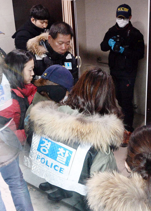 메인이미지  4 : '부천 초등생 시신훼손 사건' 피의자인 C(34&middot;여)씨가 21일 오전 경기도 부천시의 한 시민회관 화장실에서 현장검증을 하고 있다. C씨는 훼손한 아들의 시신 일부를 비닐에 넣어 이곳에 버린 것으로 조사됐다.(부천=연합뉴스)