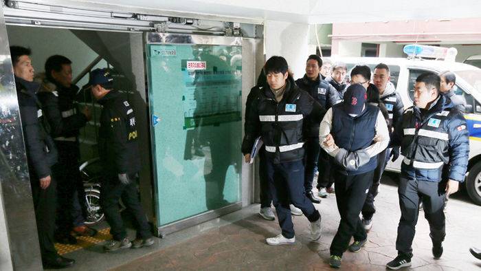 메인이미지  6 :  '부천 초등생 시신훼손 사건' 피의자인 B(34)씨가 현장검증을 받고자 21일 오전 인천시 부평구의 한 빌라로 들어서고 있다. B씨는 훼손한 아들의 시신을 냉장고에 넣어 주거지인 이곳에 보관한 것으로 조사됐다. (인천=연합뉴스)