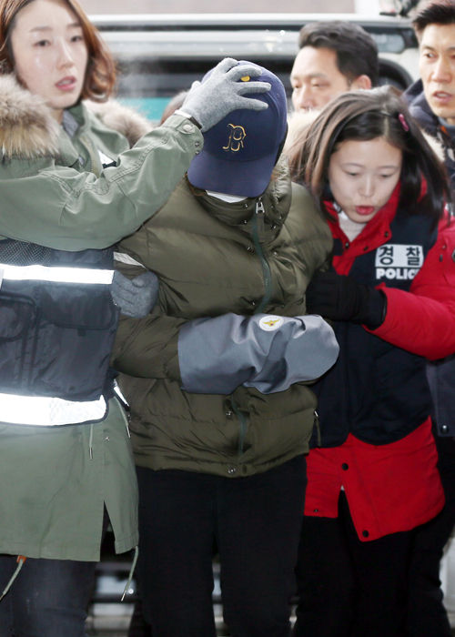메인이미지  5 :  '부천 초등생 시신훼손 사건' 피의자인 C(34&middot;여)씨가 현장검증을 받고자 21일 오전 경기도 부천시 원미구의 모 빌라에 들어서고 있다. C씨는 이 빌라에서 아들의 시신을 훼손한 것으로 조사됐다. (부천=연합뉴스)