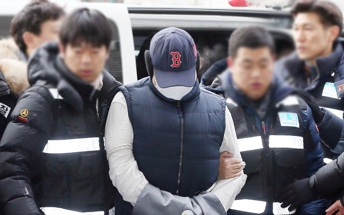 메인이미지  1 :  '부천 초등생 시신훼손 사건' 피의자인 B(34)씨가 현장검증을 받고자 21일 오전 경기도 부천시 원미구의 모 빌라에 들어서고 있다. B씨는 이 빌라에서 아들의 시신을 훼손한 것으로 조사됐다.(부천=연합뉴스)