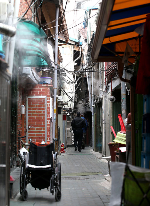 메인이미지  5 : 절기상 대한(大寒)이자 수일째 강추위가 계속된 21일 서울 종로구 돈의동 쪽방촌에서 주민이 힘겨운 겨울을 나고 있다. 