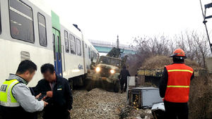 열차 들어오는데 철도건널목서 軍트럭 시동 꺼져 '아찔'