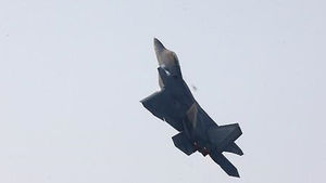 "북한 견제?"&hellip;'세계최강' 美 F-22 전투기 8대 일본 떴다