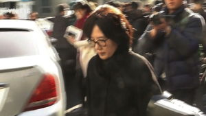 [비디오머그] '제국의 위안부' 박유하, 위안부 피해 할머니 스쳐 지나가