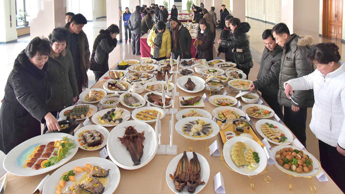 메인이미지  4 : 평양면옥에서 메기요리 경연대회가 열렸다고 조선중앙통신이 21일 촬영, 보도했다.