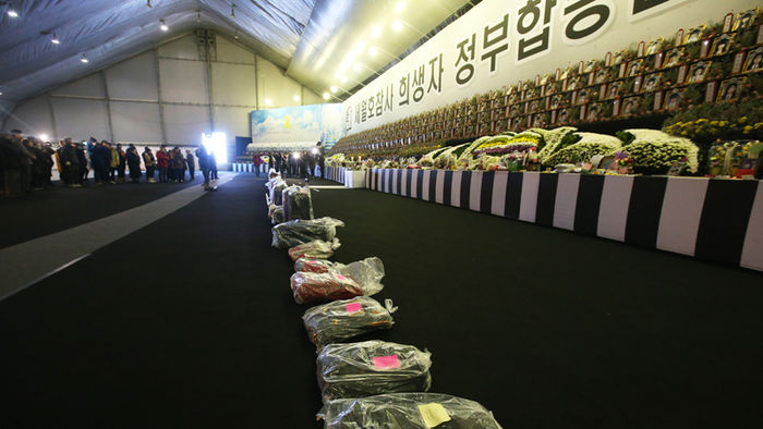 메인이미지  4 : 세월호 참사 발생 646일째인 21일 오후 경기도 안산시 세월호 희생자 정부합동분향소에서 416가족협의회 가족들과 시민들이 전남 진도군에서 보관중이던 세월호 유품&middot;유류품들을 옮긴 후 추모의 시간을 갖고 있다.