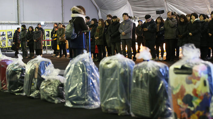 메인이미지  5 : 세월호 참사 발생 646일째인 21일 오후 경기도 안산시 세월호 희생자 정부합동분향소에서 416가족협의회 가족들과 시민들이 전남 진도군에서 보관중이던 세월호 유품&middot;유류품들을 옮긴 후 한 참가자가 발언을 하고 있다.