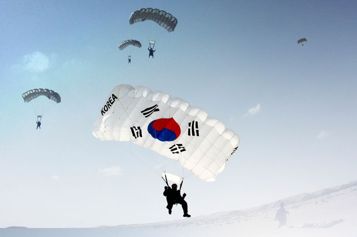 메인이미지  1 : 고공강하훈련하는 아크부대 고공팀 요원