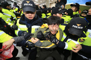 알바노조, 고용노동청 점거&hellip;50여 명 경찰에 연행