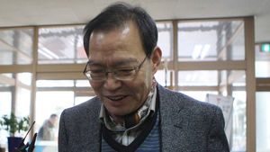 [슬라이드 포토] '갑질 물의' 김만식 전 몽고식품 회장, 고용노동부 출석