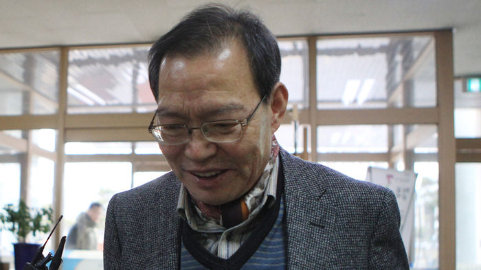 메인이미지  5 : '갑질'로 물의를 빚은 김만식 전 몽고식품 명예회장이 22일 오후 고용노동부 창원지청에 운전기사 폭행 혐의에 대한 조사를 받기 위해 출석하고 있다.
