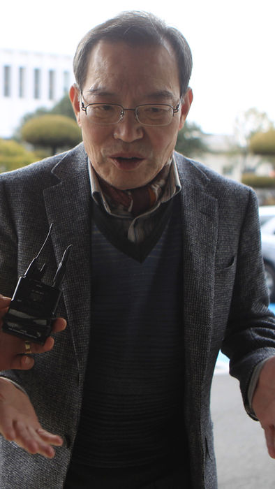 메인이미지  2 : '갑질'로 물의를 빚은 김만식 전 몽고식품 명예회장이 22일 오후 고용노동부 창원지청에 운전기사 폭행 혐의에 대한 조사를 받기 위해 출석하고 있다. 