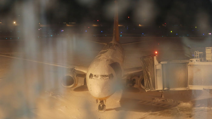 메인이미지  1 : 한파가 몰아친 23일 제주공항 활주로에 많은 눈이 쌓이면서 오후 5시 50분부터 운영이 잠정 중단됐다. 이날 운항을 하려던 항공기가 기체에 눈이 쌓인 채 멈춰 서 있다.