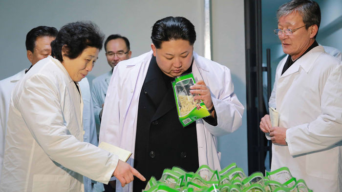 메인이미지  4 : 김정은 북한 국방위원회 제1위원장이 최근 새로 건설된 '금컵체육인종합식료공장'을 시찰하고 있다.  이번 김 위원장의 시찰에는 최룡해 노동당 비서와 안정수 당 경공업부 부장, 조용원 당 조직지도부 부부장, 여동생인 김여정 당 부부장이 함께 수행했다. 조선중앙통신은 이 사진의 정확한 촬영일자는 밝히지 않았다.