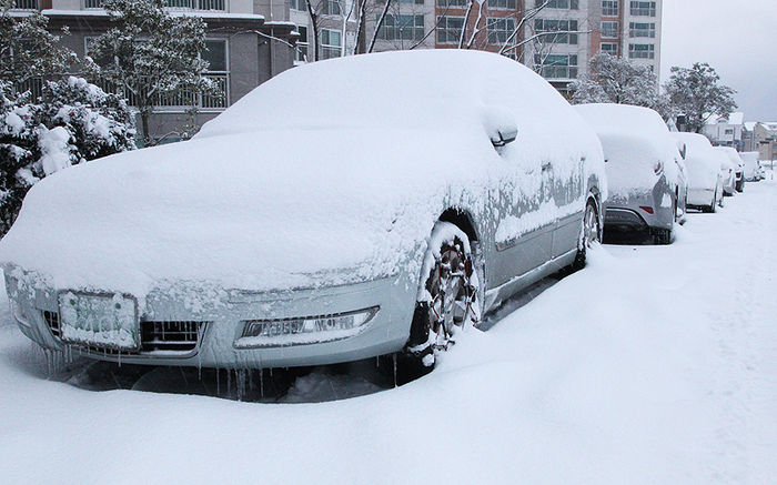 메인이미지  8 :  30여 년 만의 기록적인 폭설에 제주도 전 지역이 눈으로 뒤덮인 24일 제주시 아라동 길가에 세워진 차량에 눈이 쌓이고 고드름도 달려 있다.