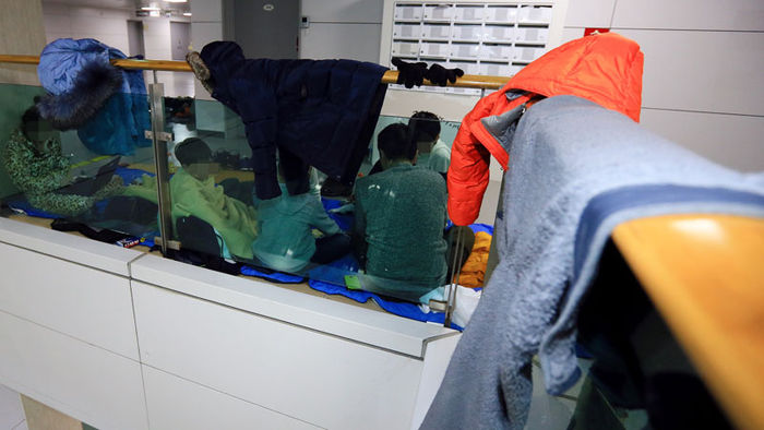메인이미지  4 : 한파로 제주공항이 결항돼 제주를 떠나지 못한 체류객들이 24일 오후 여객터미널에서 항공편 운항이 재개되기를 기다리고 있다. 