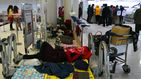 섬네일이미지  5:24일 제주공항이 한파&middot;대설&middot;강풍특보로 항공기 운항이 잠정 중단되자 공항에 남은 체류객들이 여객터미널에서 모포를 덮어 지친 몸을 쉬고 있다.