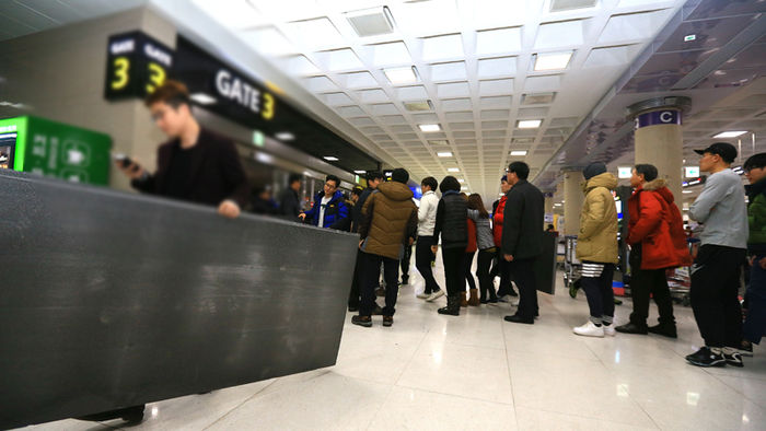 메인이미지  3 : 24일 제주공항이 한파&middot;대설&middot;강풍특보로 항공기 운항이 잠정 중단되자 공항에 남은 체류객들에게 제주도가 스티로폼 매트를 나눠주고 있다.