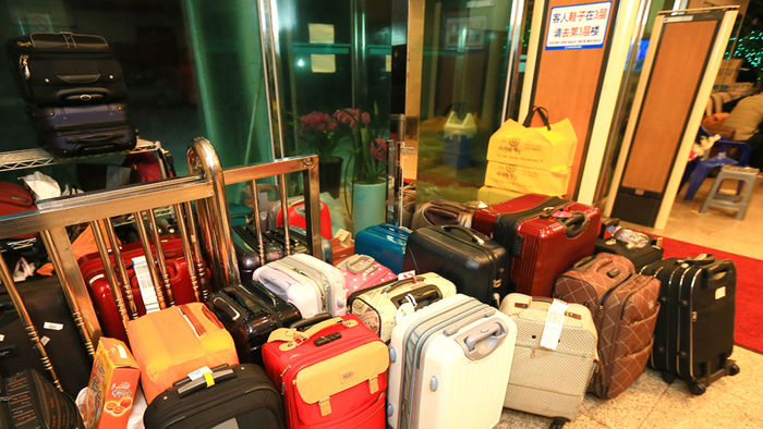 메인이미지  6 : 사상 초유의 제주공항 항공기 운항 중단 사태가 이틀간 이어진 24일 저녁 공항 일대 펜션과 민박집, 찜질방 등은 집으로 돌아가지 못한 내&middot;외국인 관광객들로 만원을 이뤘다. 사진은 공항에서 1.5㎞ 떨어진 찜질방 한쪽에 여행가방들이 놓여진 모습.