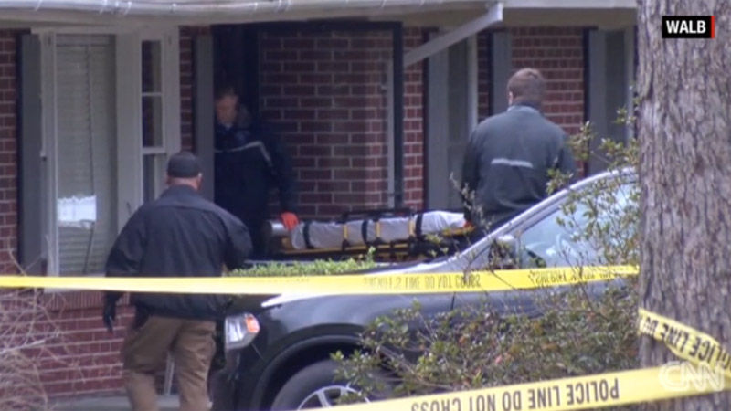 집 앞에 들 것 든 사람들