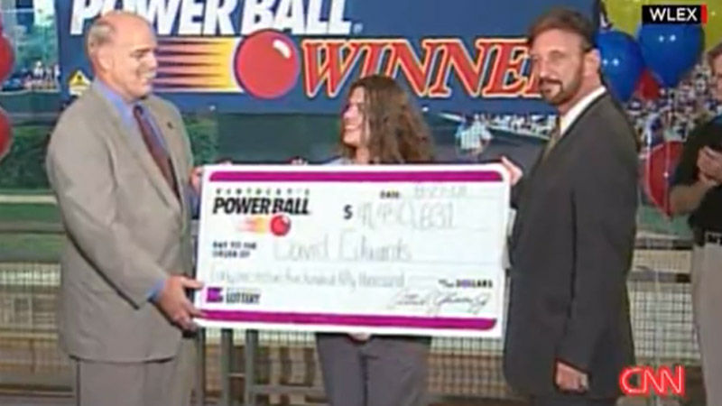 두 부부 당첨돼 수표 받는 장면