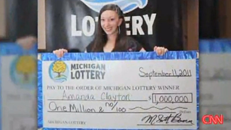 당첨된 여성이 수표 든 모습