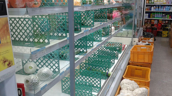 메인이미지  2 : 풍랑으로 지난 18일부터 8일째 경북 울릉과 포항을 오가는 정기 여객선이 운항을 중단하면서 신선식품이 육지에서 들어오지 못해 25일 울릉도내 한 슈퍼마켓의 판매대가 텅 비어 있다.(울릉=연합뉴스)