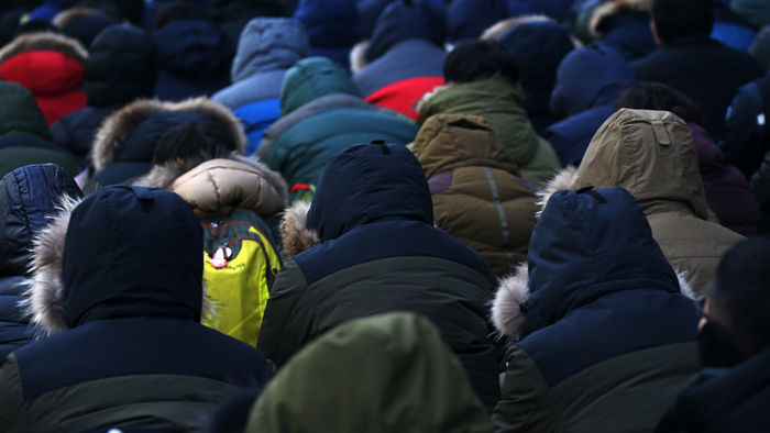 메인이미지  3 : 25일 오후 서울 중구 서울고용노동청 앞에서 열린 민주노총 총파업 선포 결의대회에서 두껍게 옷을 입은 참가자들이 자리에 앉아 참가자 발언을 듣고 있다.