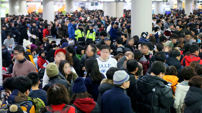 메인이미지  7 : 항공기 운항이 재개된 25일 오후 제주공항 국내선 출발층이 대기, 수속 승객으로 극심하게 붐비고 있다. 