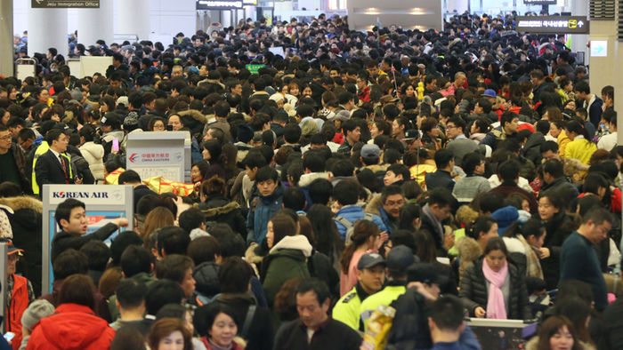 메인이미지  6 : 항공기 운항이 재개된 25일 오후 제주공항 국제선 출국장이 대기, 수속 승객으로 극심하게 붐비고 있다.