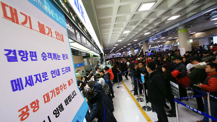메인이미지  5 : 항공기 운항이 재개된 25일 오후 제주공항 국내선 출발층이 대기, 수속 승객으로 극심하게 붐비고 있다.