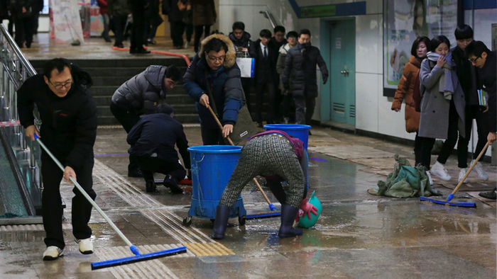 메인이미지  2 : 25일 오후 서울 지하철 5호선 광화문역 대합실에 물과 토사가 유입돼 역 관계자들이 쓰레받기 등으로 토사와 물을 플라스틱통에 담으며 복구 작업을 하고 있다.