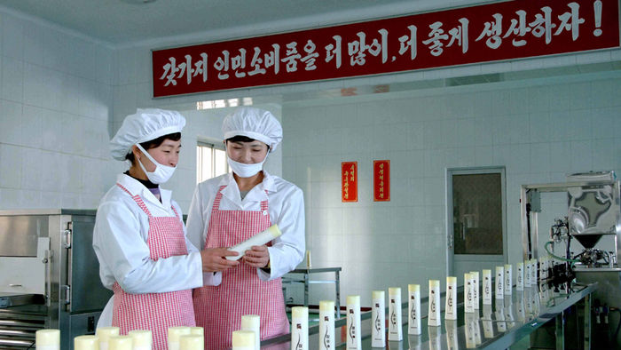 메인이미지  1 : 조선중앙통신은 북한 평양 화장품 공장의 종업원들이 "인민들의 호평을 받는 질좋은 제품을 더 많이 생산하기 위해 적극 노력하고 있다"고 26일 보도했다. 통신은 이 사진들을 보도하며 촬영 일시를 지난 19일이라고 밝혔다.