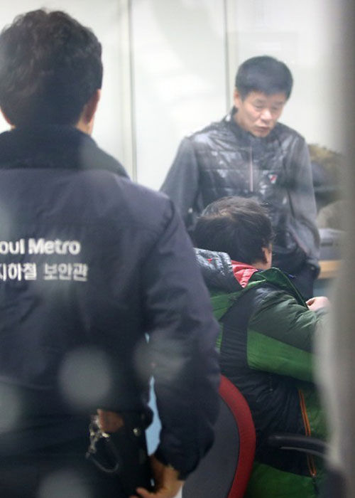 메인이미지  3 : 출근시간 지하철 1호선 열차 안에서 흉기 난동을 부린 50대 남성(초록색 패딩점퍼)이 26일 오전 서울역에서 검거돼 종로3가 서울지하철수사1대에서 조사를 받고 있다. (서울=연합뉴스)
