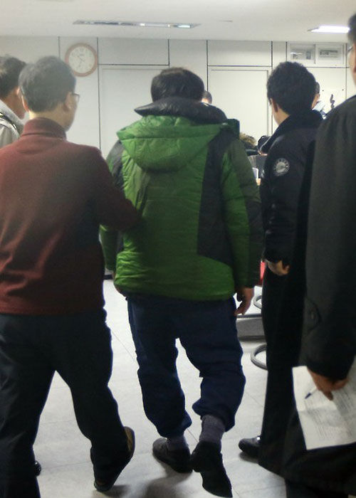 메인이미지  2 : 출근시간 지하철 1호선 열차 안에서 흉기 난동을 부린 50대 남성(초록색 패딩점퍼)이 26일 오전 서울역에서 검거돼 종로3가 서울지하철수사1대에서 조사를 받으려고 이동하고 있다.(서울=연합뉴스)