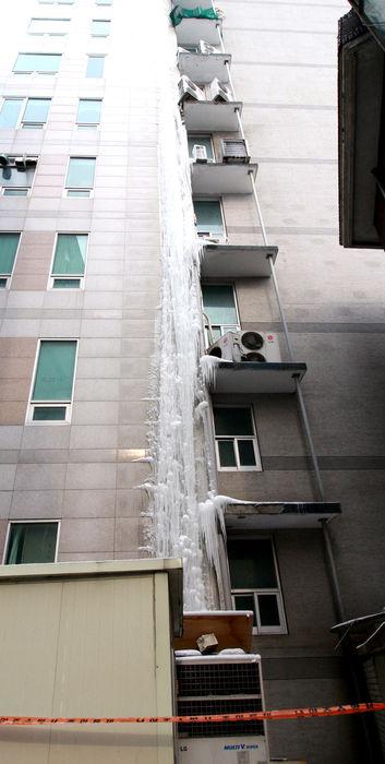 메인이미지  1 : 26일 오전 경기도 남양주시의 한 복합건물에 1층∼8층 배관을 따라 고드름이 얼어있다.