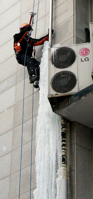 메인이미지  2 : 26일 오후 경기도 남양주시의 한 복합건물에서 소방관들이 1층∼8층 배관을 따라 얼어붙은 고드름을 제거하고 있다.