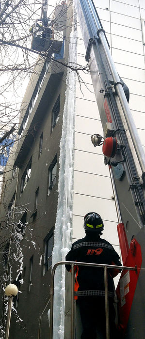 메인이미지  6 : 종로소방서 대원들이 26일 오전 서울 종로구 한 은행 건물 외벽에 한파로 인해 생긴 고드름을 제거하고 있다. 